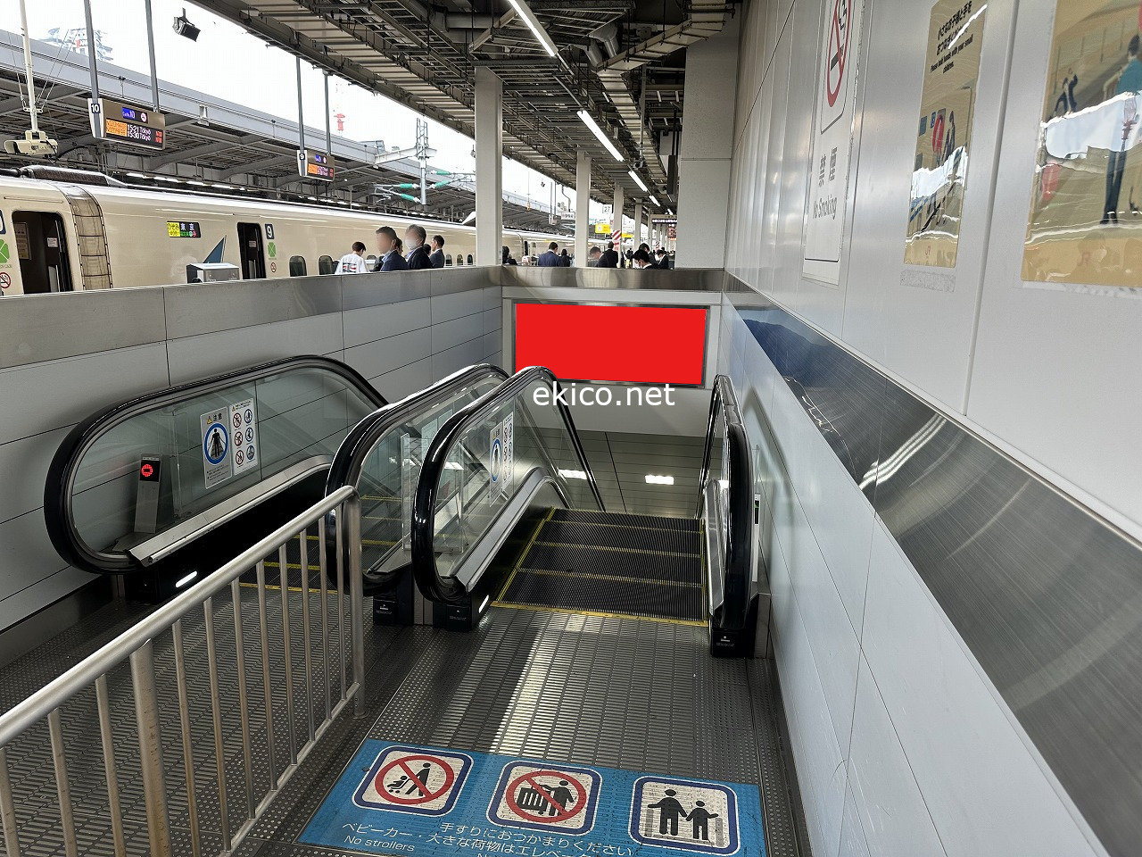 看板】新幹線新大阪駅 エスカレーター正面 No.B237｜関西の駅・電車・交通・屋外広告の検索サイト【 ekico エキコ 】