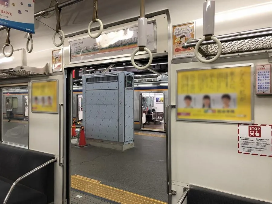 ドア横額面