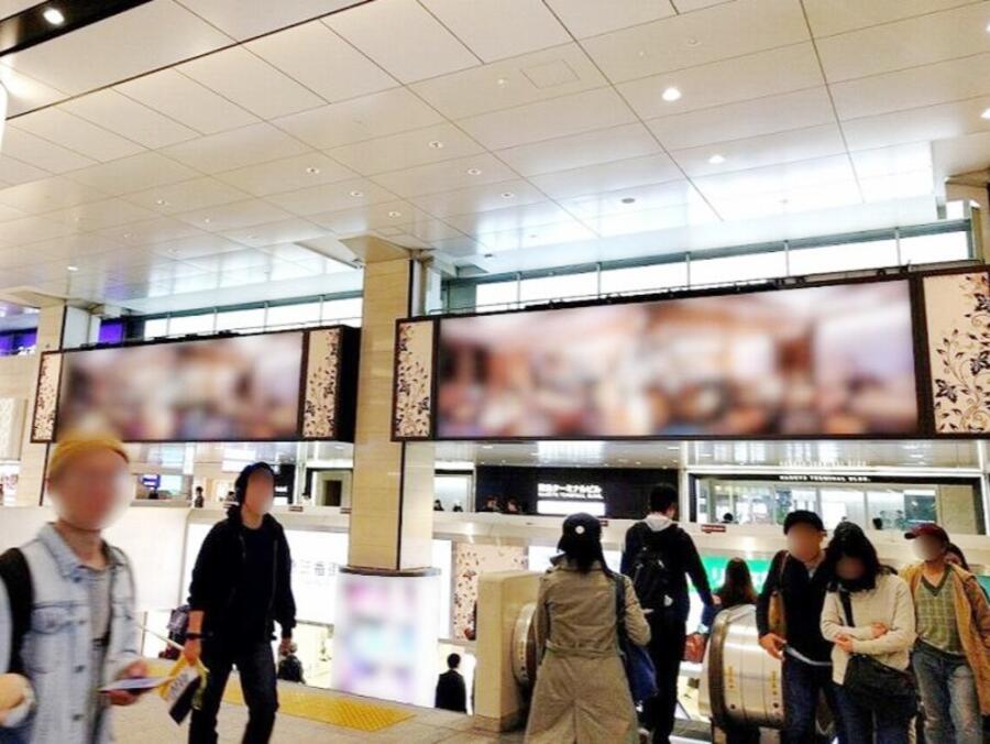 駅デジタルサイネージ広告(阪急大阪梅田駅)