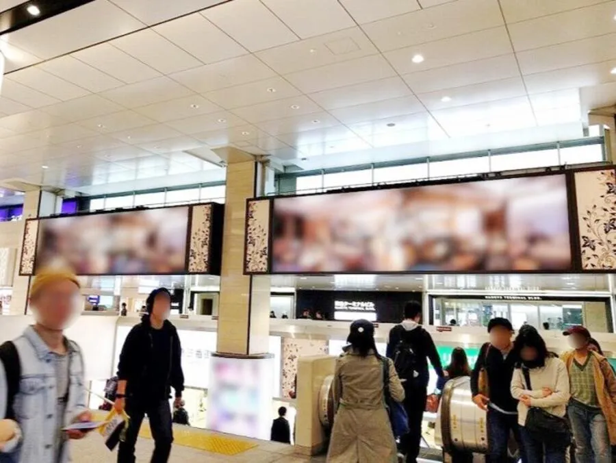駅デジタルサイネージ広告（阪急大阪梅田駅）