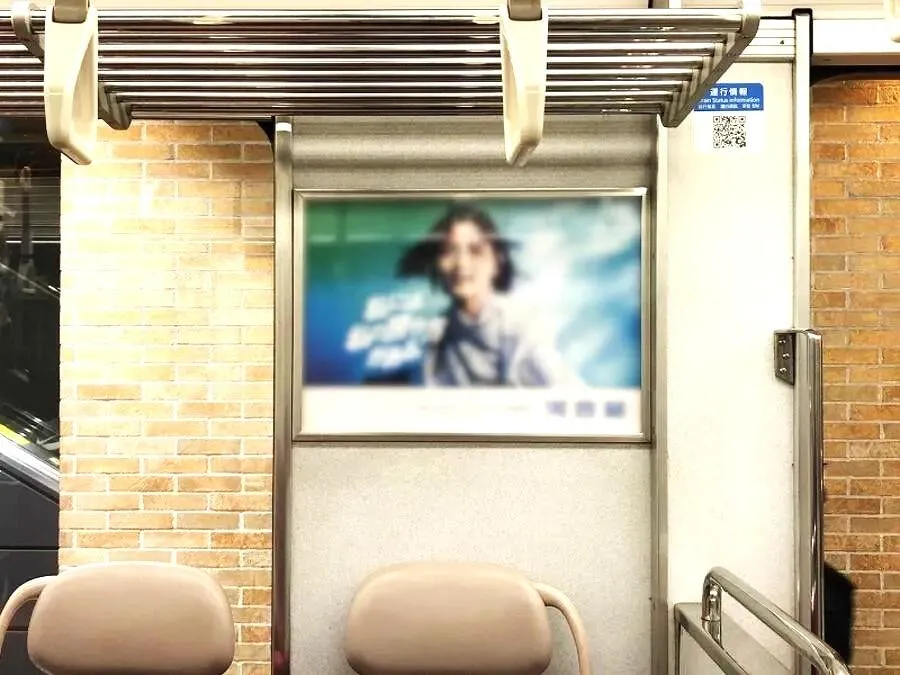 ドア横ポスター広告