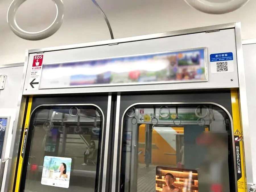 ドア上ポスター広告