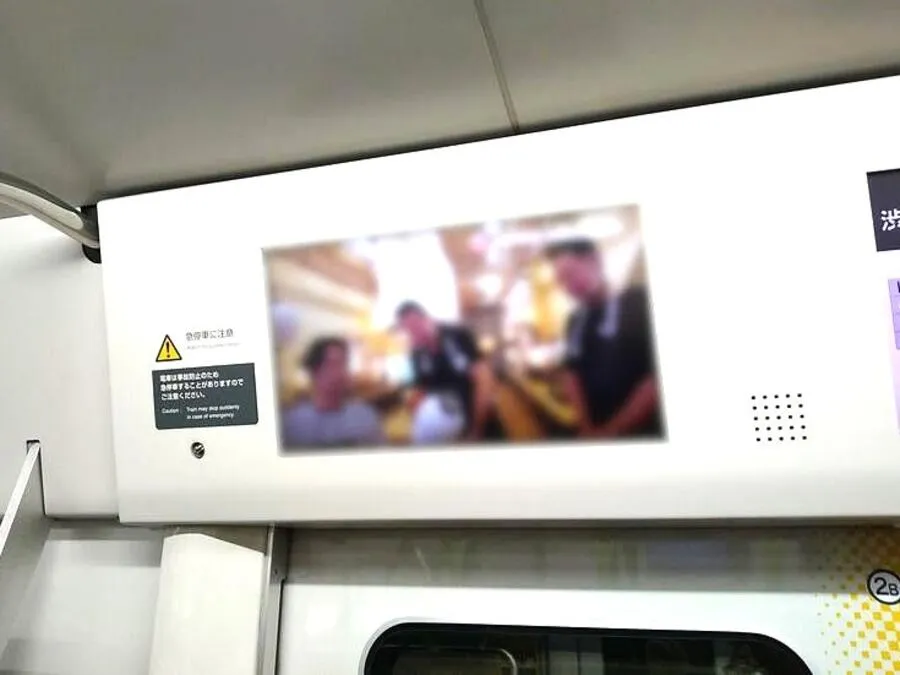 車内ビジョン広告